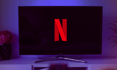 Логотип сервиса Netflix на мониторе