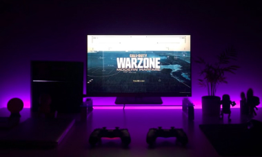 Большой монитор и гейм-пады Sony PlayStation