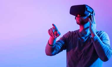 Парень играет в VR очках